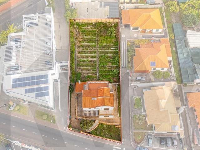 Moradia T5 com 332 m2 construção num amplo lote de 1208m2. F. 269m² Santo António Funchal