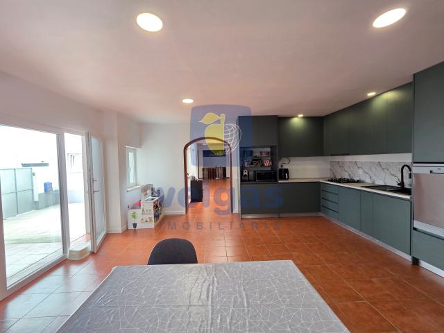 Moradia T5 com 343 m² de área bruta, sala de 40 m², mezzanine e terraço de 33 m², situada na Usseira, no Concelho de Óbidos