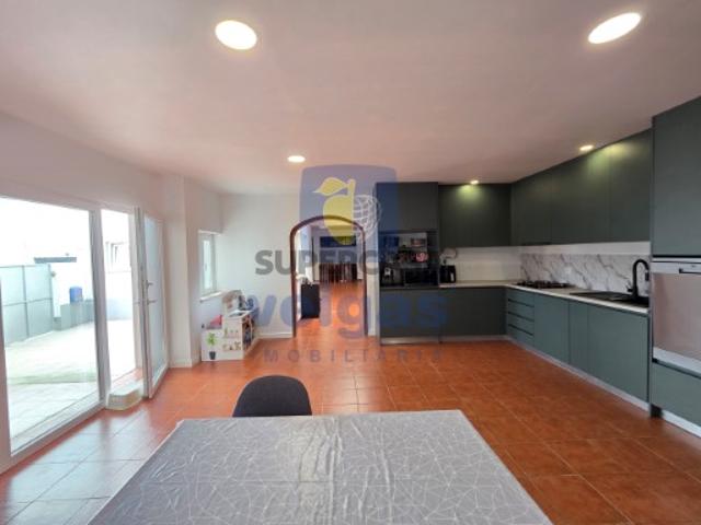 Moradia T5 com 343 m² de área bruta, sala de 40 m², mezzanine e terraço de 33 m², situada na Usseira