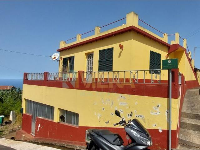 Moradia T5 com Vista Mar e Excelente Localização Porto Moniz