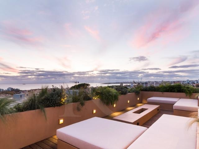 Moradia T5 com acabamentos de luxo e vista panorâmicas sobre a Baia de Cascais