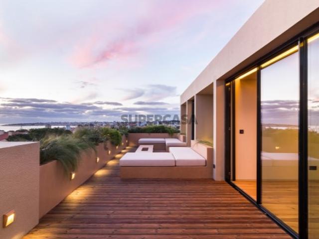 Moradia T5 com acabamentos de luxo e vista panorâmicas sobre a Baia de Cascais