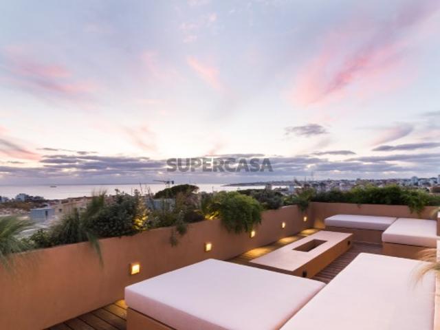 Moradia T5 com acabamentos de luxo e vista panorâmicas sobre a Baia de Cascais