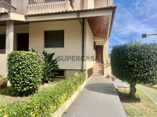 Moradia T5 com amplo Jardim e terraço junto ao centro de Gondomar