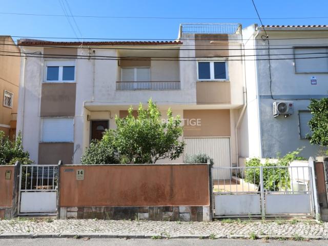 Moradia T5 com Cave, Sótão e Garagem Mem Martins