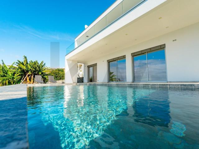 Moradia T5 com Dois Andares Independentes: T2 e T3 na Calhet. 324m² Calheta