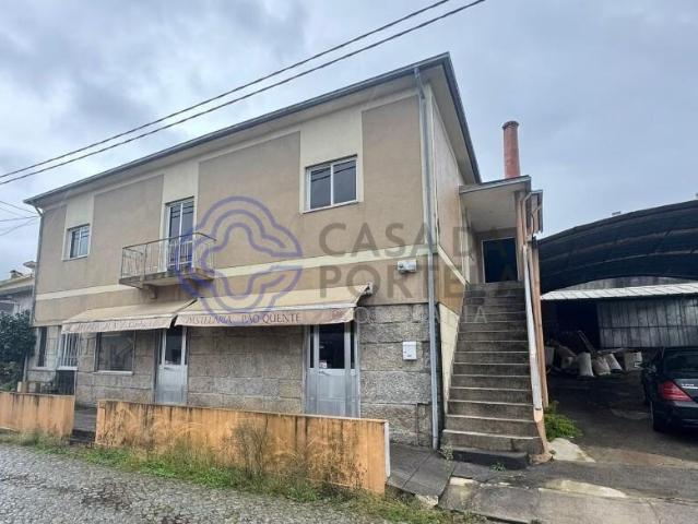 Moradia T5 com espaço comercial em Campo, Valongo