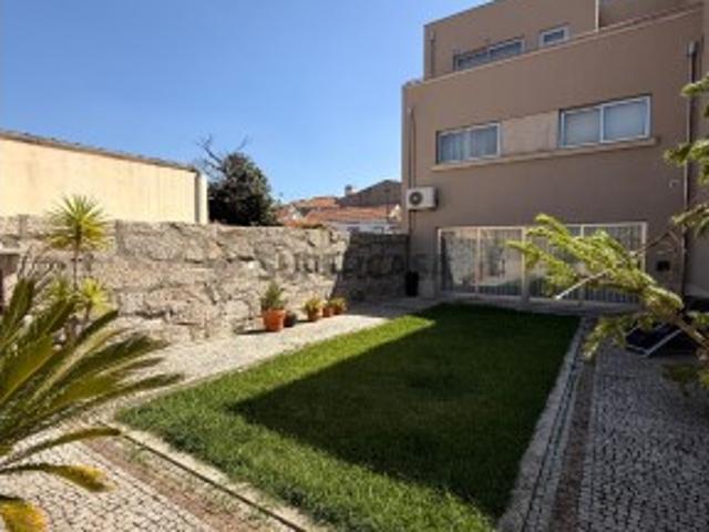 Moradia T5 com espaço exterior Maia