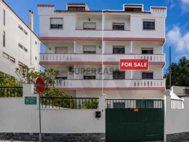 Moradia T5 com garagem ampla, sótão e zona habitacional complementar no Cacém