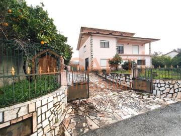 Moradia T5, Com Garagem, Anexos, Furo, Poços E Terreno De Cu. 252m² Pussos