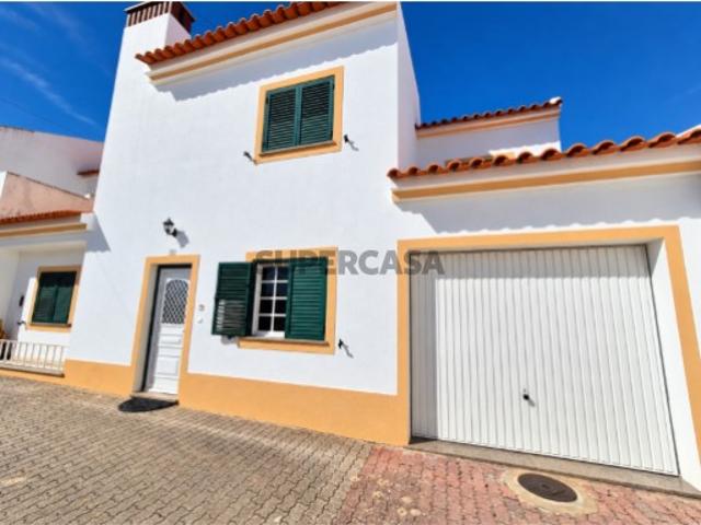 Moradia T5 com garagem e amplo quintal em Alvalade do Sado