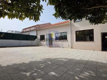 Moradia T5 com Jardim, Garagem e Sótão A 2 Minutos das Caldas da Rainha