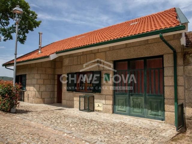 Moradia T5 com Garagem e Vistas Desafogadas para o Rio