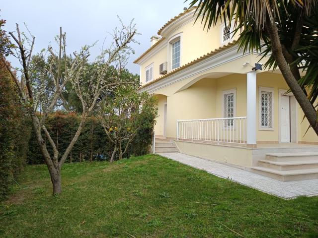 Moradia T5 com Jardim e Piscina | Marisol Belverde Charneca da Caparica