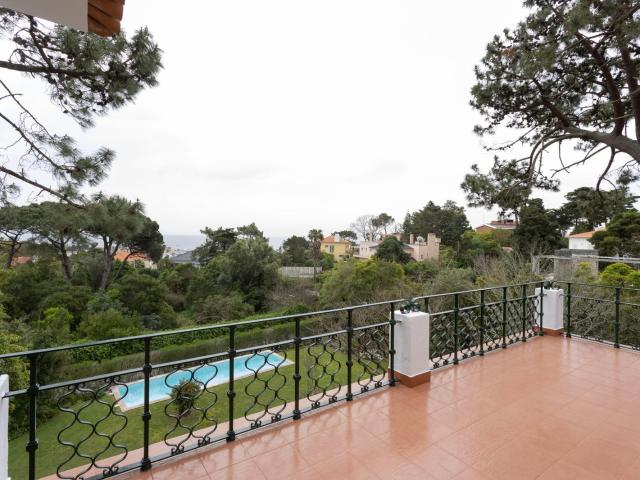 Moradia T5 com jardim e piscina no Estoril Cascais