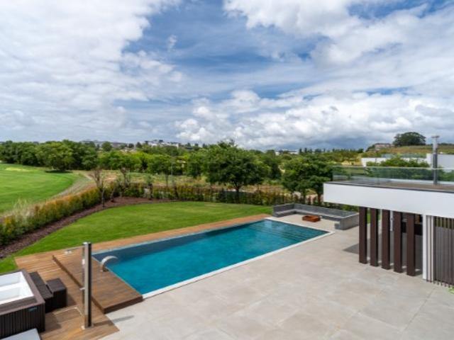 Moradia T5 com jardim e piscina Barcarena, Oeiras