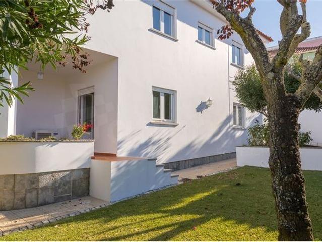 Moradia T5 com Jardim em São Pedro do Estoril/Murtal