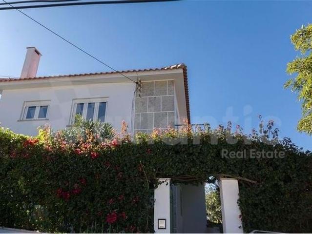 Moradia T5 com Jardim em São Pedro do Estoril/Murtal