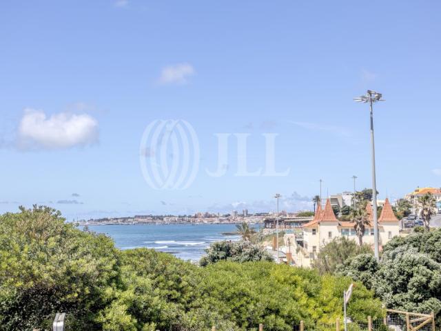 Moradia T5 com jardim, mobilada, em São João do Estoril