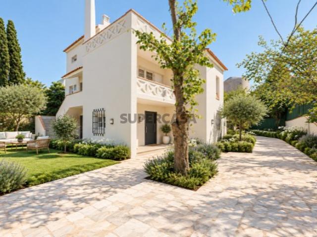 Moradia T5 com jardim para remodelação em Oeiras