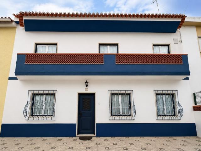 Moradia T5 com Logradouro e Garagem em Fronteira