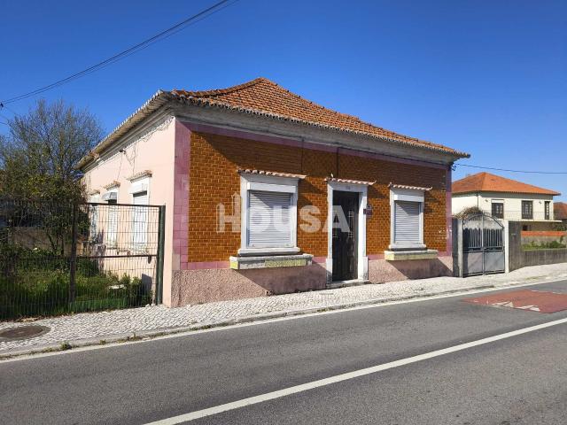Moradia com Logradouro, Garagem e Anexos | Excelente Potencial de Requalificação | Marinha Grande