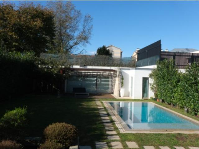 Moradia T5 com piscina na Marechal Gomes da Costa Porto