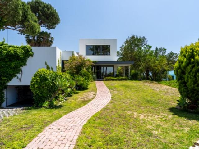 Moradia T5 com piscina, na Herdade da Aroeira, Almada