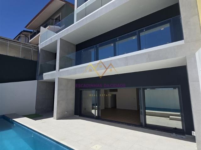 Moradia T5 com piscina e elevador em Loures 410m² Loures