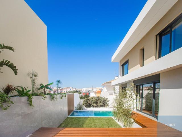 Moradia T5 com Piscina e Jardim no Arneiro 250m² Carcavelos e Parede