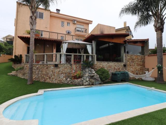 Moradia T5 com Piscina e Jardim em Paços de Brandão