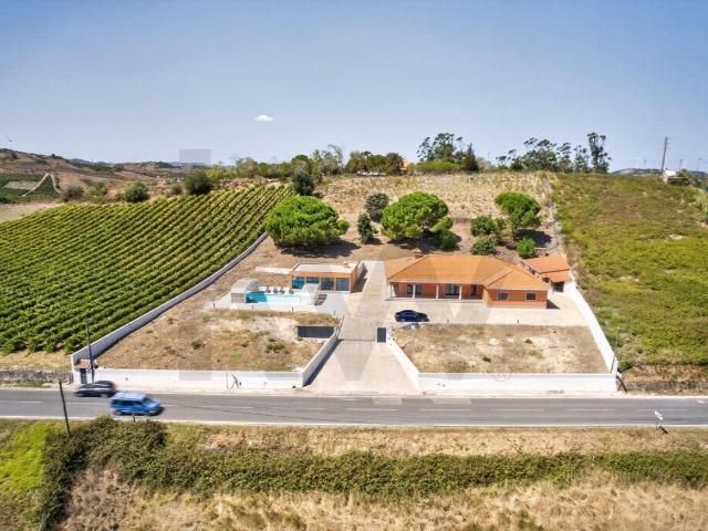 Moradia T5 com piscina e mais de 8.000 m² de terreno | Seram. 247m² Santo Quintino