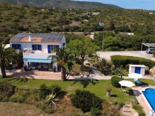 Moradia T5 com piscina e vista panorâmica para o mar