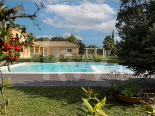 Moradia T5 com Piscina em Condomínio Privado Golf Montado