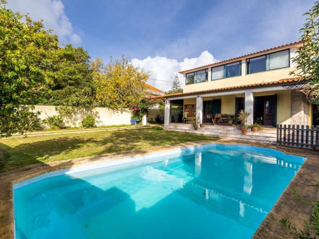 Moradia T5 com piscina em São Pedro do Estoril 219m² Cascais e Estoril
