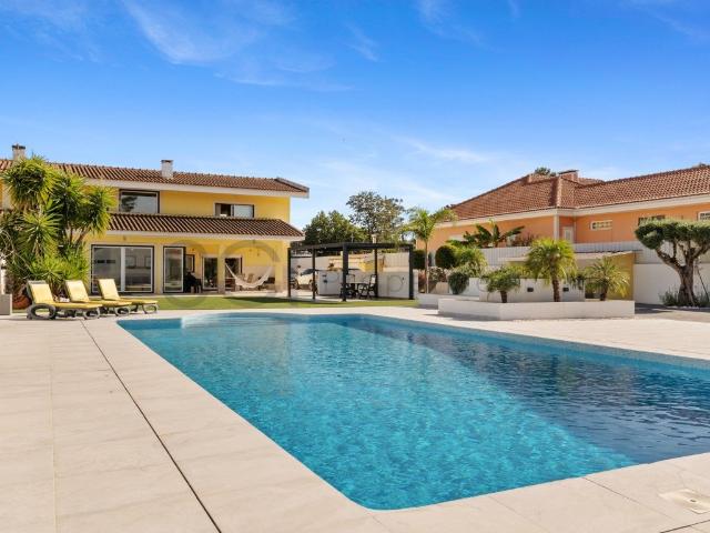 Moradia T5 com piscina em terreno de 1.654 m², a 5 minutos d. 270m² Corroios