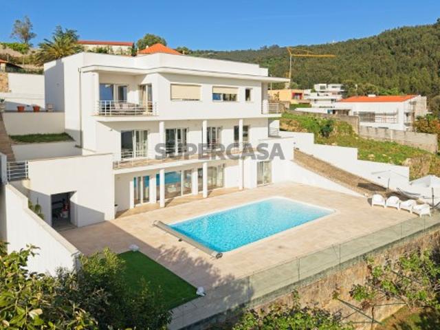 Moradia T5 com piscina, jardim e pomar e com vistas panorâmicas em Lamaçães em Braga