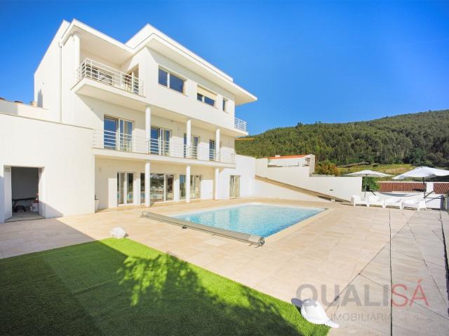 Moradia T5 com piscina, jardim e pomar e com vistas panorâmicas em Lamaçães em Braga