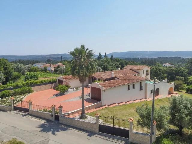 Moradia T5 com piscina, terraços, sauna,adega,arrúmos, jardim,garagens e vistas panorâmicas numa localização sossegada