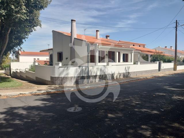 Moradia T5 com quintal e garagem