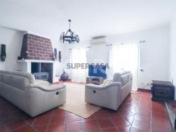 Moradia T4 com quintal e garagem Alcáçovas