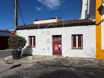 Moradia T5 com quintal e terraço em Vila Alva