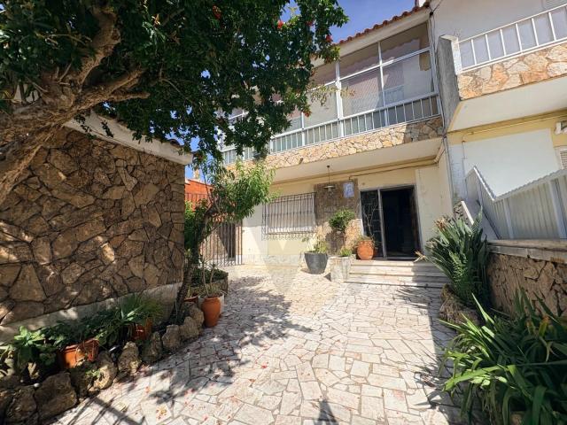 Moradia T5 com Sótão, Jardim e GaragemMoradia T5 com Sótão, Jardim e Garagem​​​​​​​