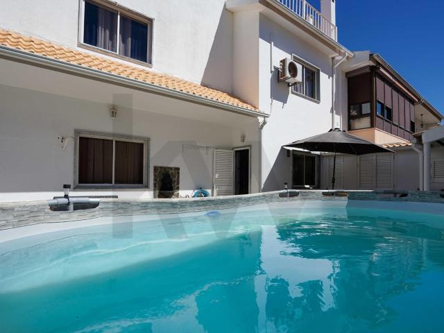 Moradia T5 Completa e Distinta | Piscina, Jacuzzi, Terraço e. 204m² Corroios