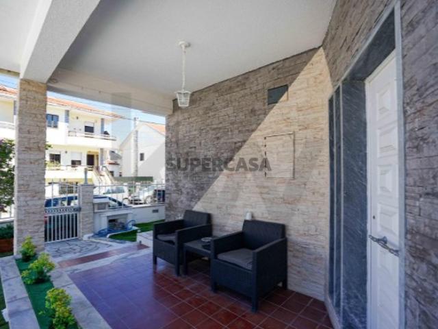 Moradia T5 Completa e Distinta | Piscina, Jacuzzi, Terraço e 3 Frentes de Sol I Sotão e Garagem
