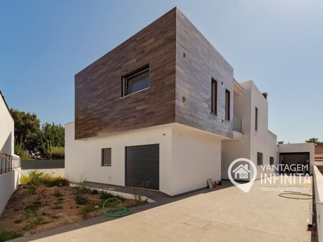 Moradia T5 Contemporânea com Piscina e Jardim em Azeitão
