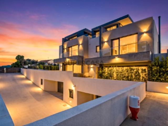 Moradia T5 contemporânea, em condomínio com piscina em Albarraque