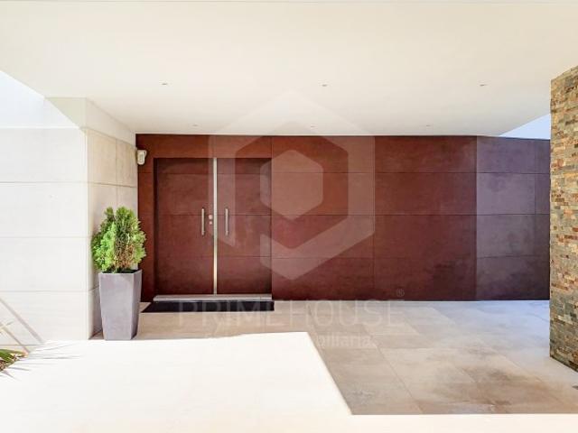 Moradia T5 Contemporânea na Arrábida Elegância, Conforto e Exclusividade