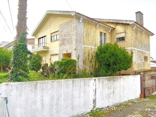 Moradia T5 duplex com jardim, garagem e grande potencial no centro das Caldas da Rainha