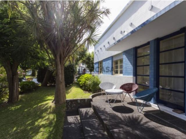 Moradia T5 de Arquitectura Modernista com jardim de 2.620 m2 no centro de Ponta Delgada